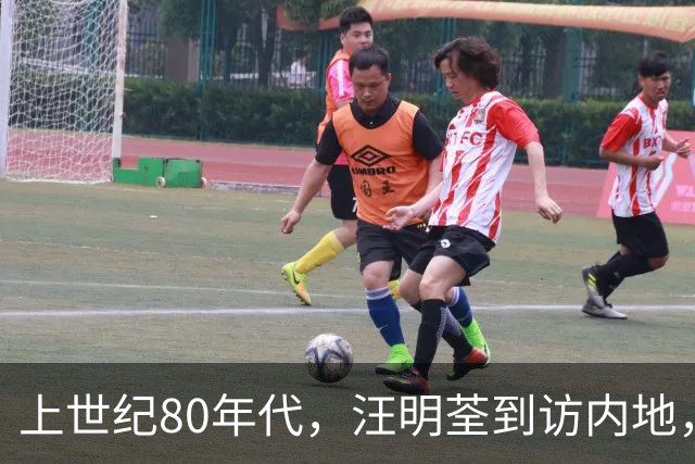 上世纪80年代，汪明荃到访内地，与秦怡留下了这张珍贵合影